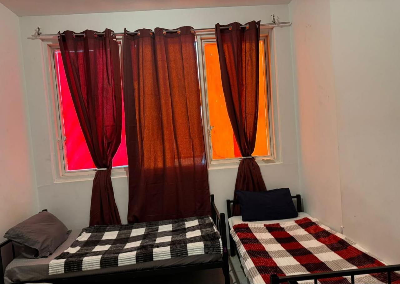Corniche Street - For Males "Peaceful Bed Space" Abu Dhabi Exterior foto